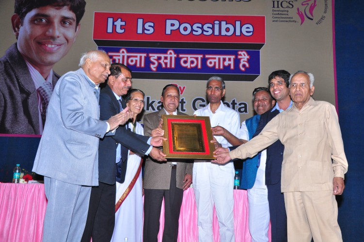 With Mr. R.M. Kothari (Retd. IAS), Mr.Naresh Kumar Gupta (Educationalist), Mrs. Sushila Bohra(renowned social worker) Mr. Ratan Lahoty (Divisional Commissioner), Mr. P.S.Surana (chairman – Surana & Surana International Attorneys), Mr. Suresh Rathi (Chairman – SR group ), and Dr. C.M. Chordia (Renowned Expert for Drugless Therapy). During life time achievement award for Mr. P.S.Surana.